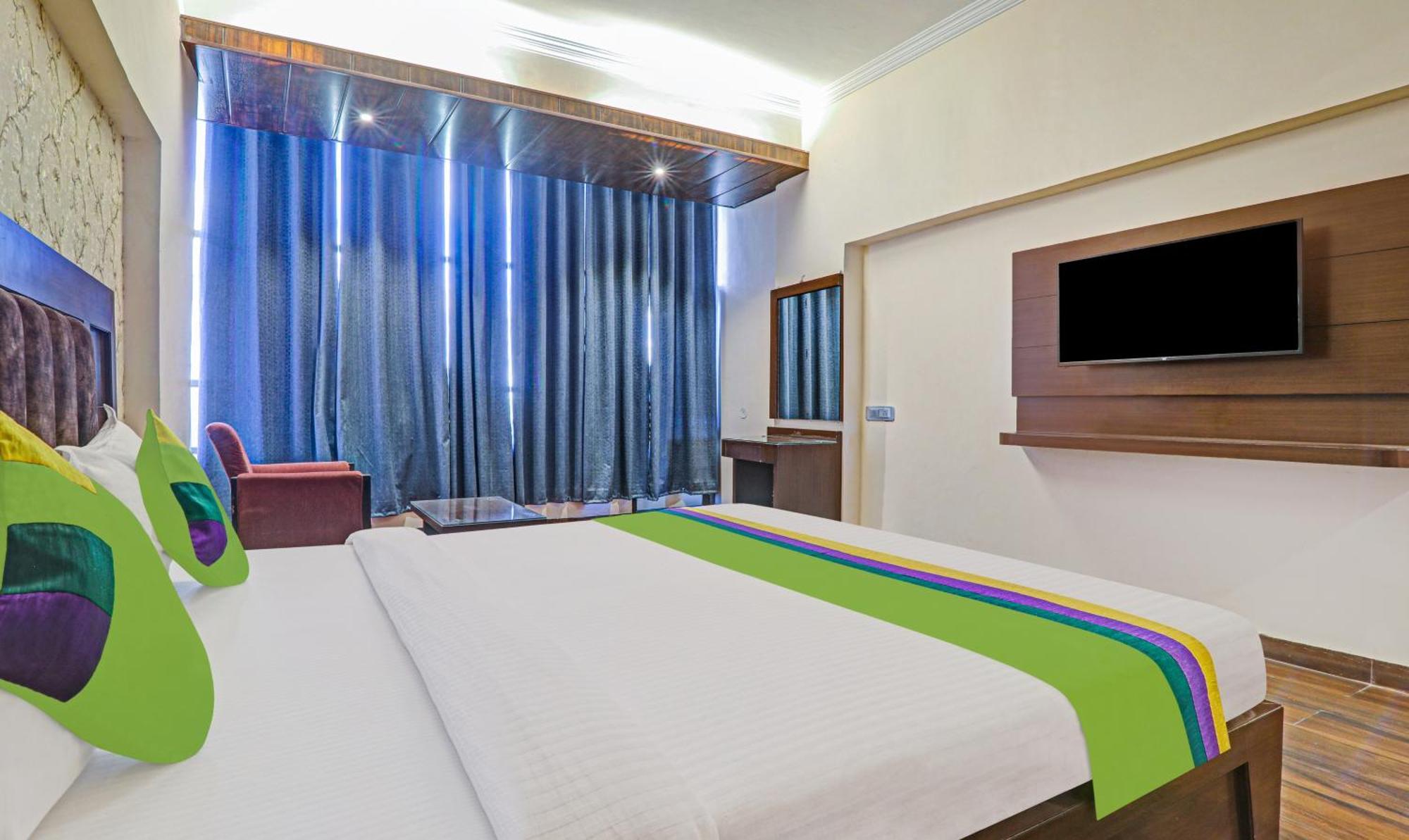Hotel The Golden Bird آغْرا المظهر الخارجي الصورة