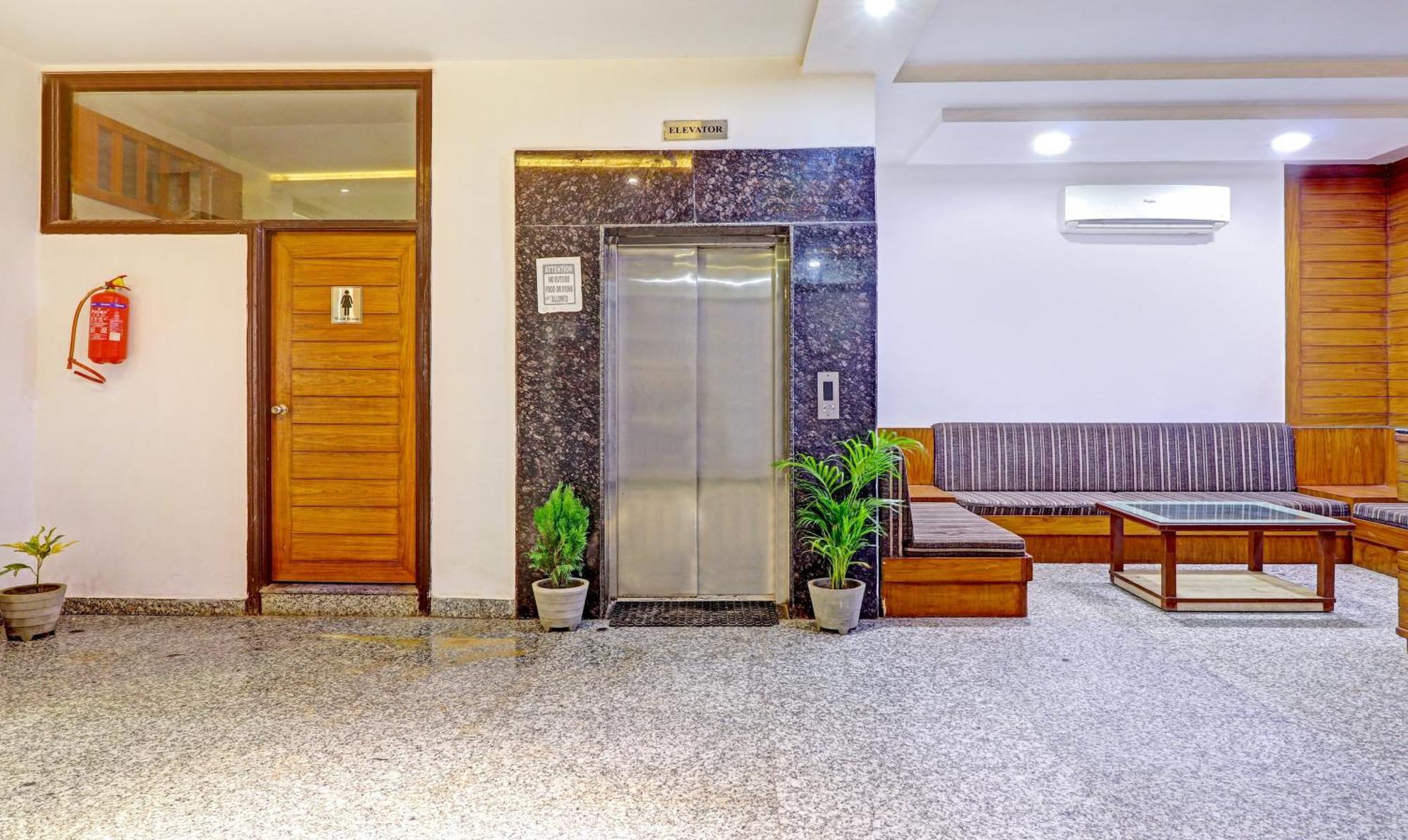 Hotel The Golden Bird آغْرا المظهر الخارجي الصورة