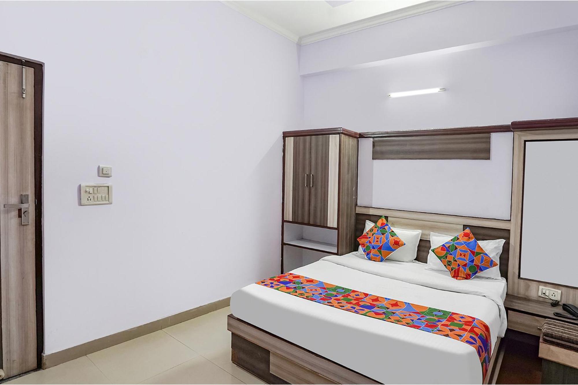 Hotel The Golden Bird آغْرا المظهر الخارجي الصورة